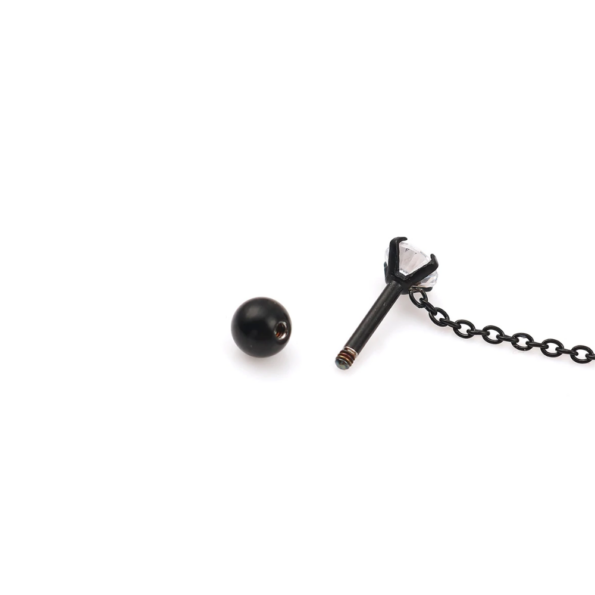 Kristallohrstecker mit Kreuz an zarter Kette in schwarz
