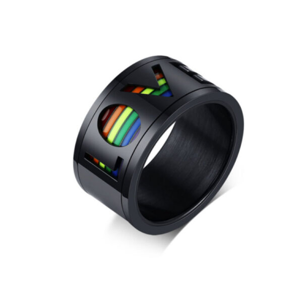 breiter schwarzer Ring mit Love Gravur in Regenbogenfarben