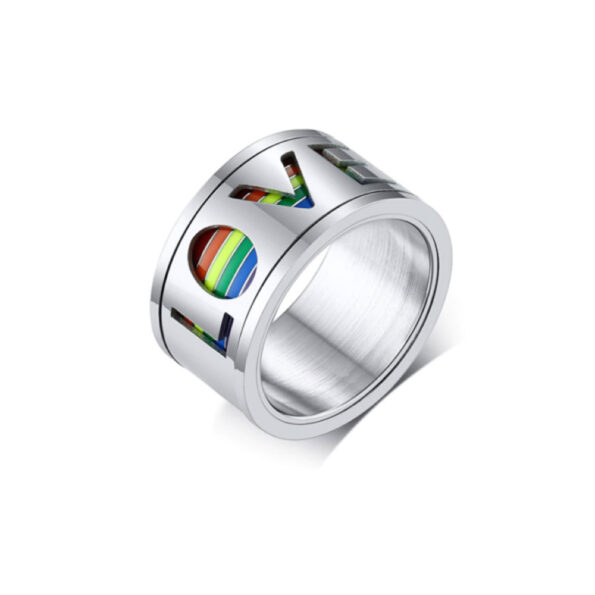 breiter silberner Ring mit Love Gravur in Regenbogenfarben